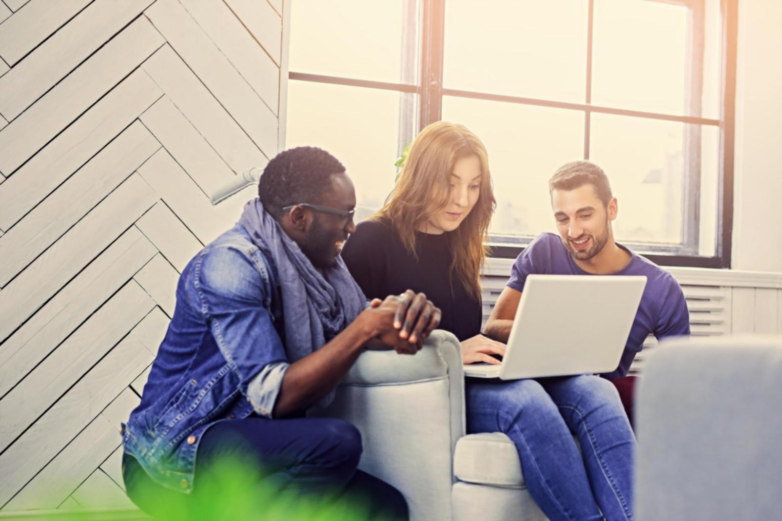 Equipo empresarial analizando métricas de rendimiento financiero